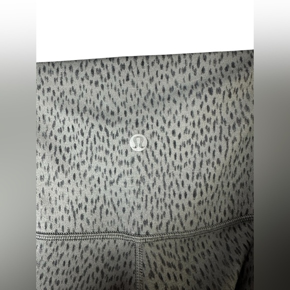 Lululemon Wunder Under Crop II *Full-On Luon (Roll Down) Size 2 - Picture 5 of 8